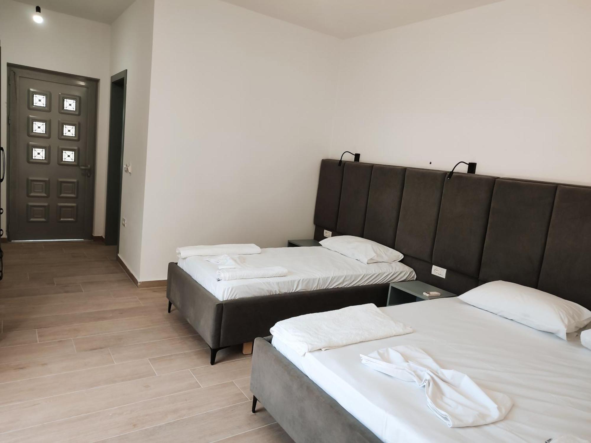 Petros Rooms Himare Exterior photo