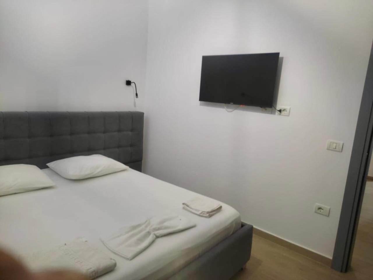 Petros Rooms Himare Exterior photo